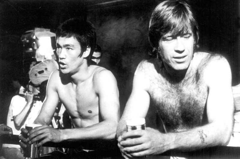 Bruce Lee y Chuck Norris durante el rodaje de Way of the Dragon. Foto: The Treasures of Bruce Lee. Ed. Carlton Books